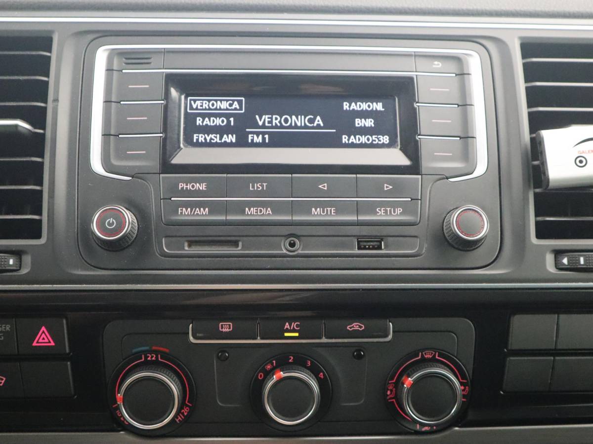 Volkswagen Transporter Volkswagen Transporter 2.0 TDI L2H1 DC Highline PDC / CRUISE / FULL LED /  BLUETOOTH / TREKHAAK / NETJES!