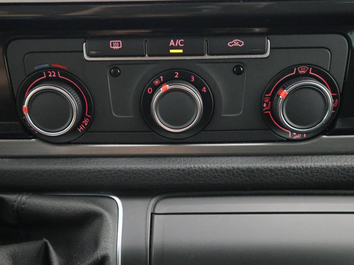 Volkswagen Transporter Volkswagen Transporter 2.0 TDI L2H1 DC Highline PDC / CRUISE / FULL LED /  BLUETOOTH / TREKHAAK / NETJES!