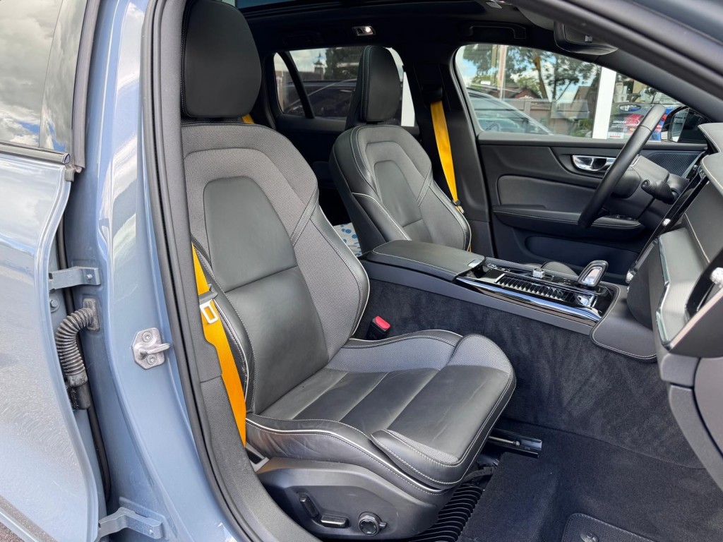Volvo V60 Volvo V60 2.0 T8 AWD Polestar Engineered Panoramadak H&K Öhlins Brembo Carplay!