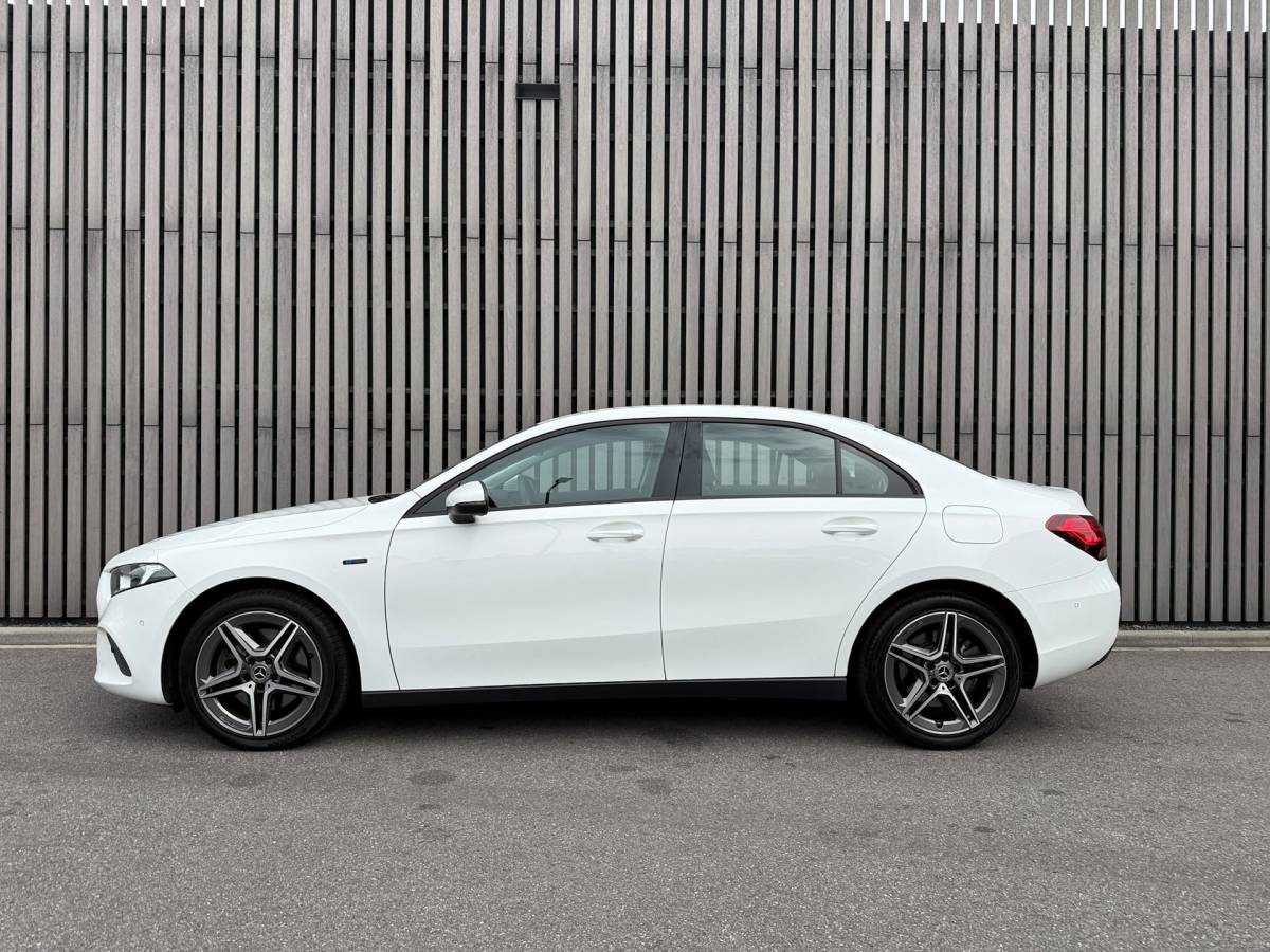 Mercedes-Benz A-Klasse Mercedes-Benz A-klasse 250 e /Apple CarPlay /18 inch AMG /Navigatie /Stoelverwarming
