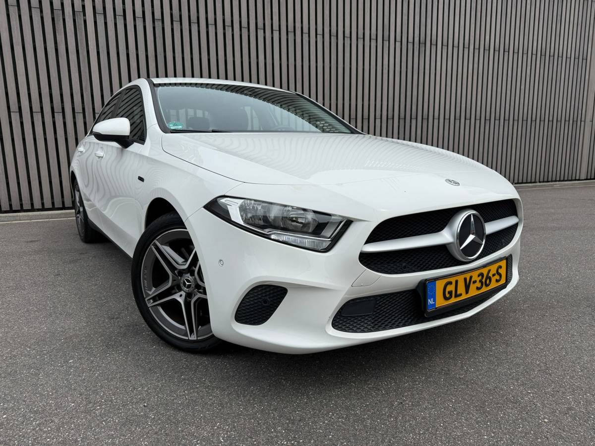 Mercedes-Benz A-Klasse Mercedes-Benz A-klasse 250 e /Apple CarPlay /18 inch AMG /Navigatie /Stoelverwarming