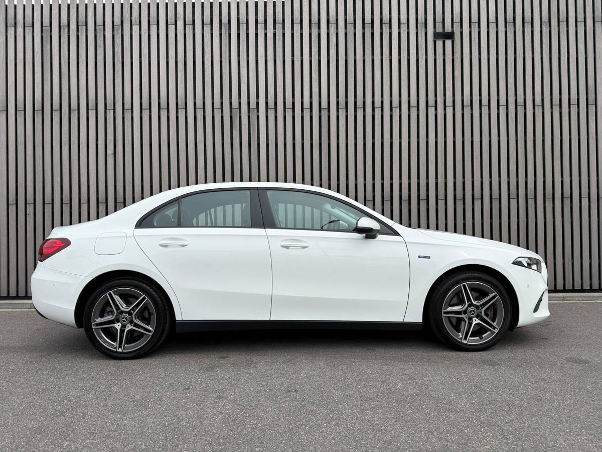 Mercedes-Benz A-Klasse Mercedes-Benz A-klasse 250 e /Apple CarPlay /18 inch AMG /Navigatie /Stoelverwarming