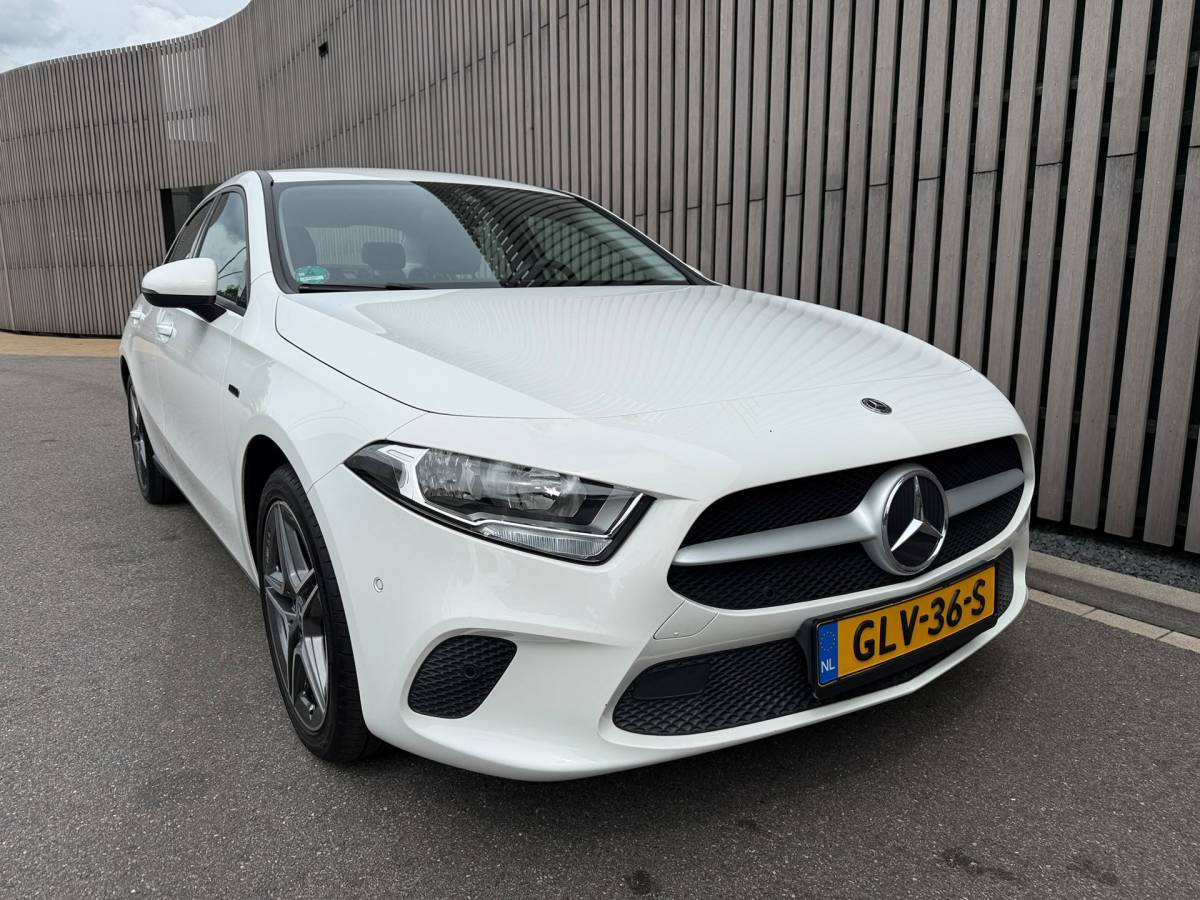 Mercedes-Benz A-Klasse Mercedes-Benz A-klasse 250 e /Apple CarPlay /18 inch AMG /Navigatie /Stoelverwarming