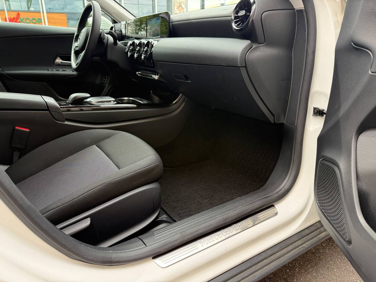 Mercedes-Benz A-Klasse Mercedes-Benz A-klasse 250 e /Apple CarPlay /18 inch AMG /Navigatie /Stoelverwarming