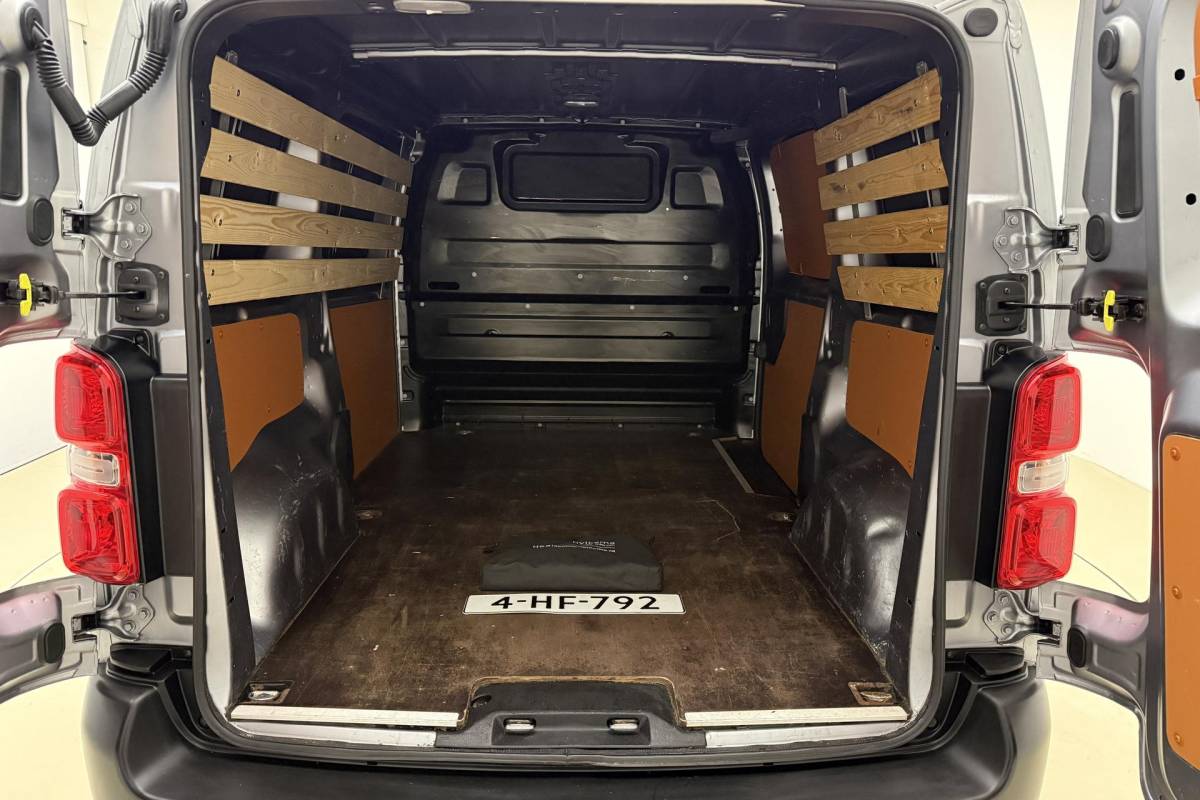 Peugeot Expert Peugeot Expert 2.0 BlueHDI 145 Standard Premium | DEMO | Airco | Navigatie | Parkeersensoren achter | Apple carplay / Android auto | Cruise control | 3 zitplaatsen |
