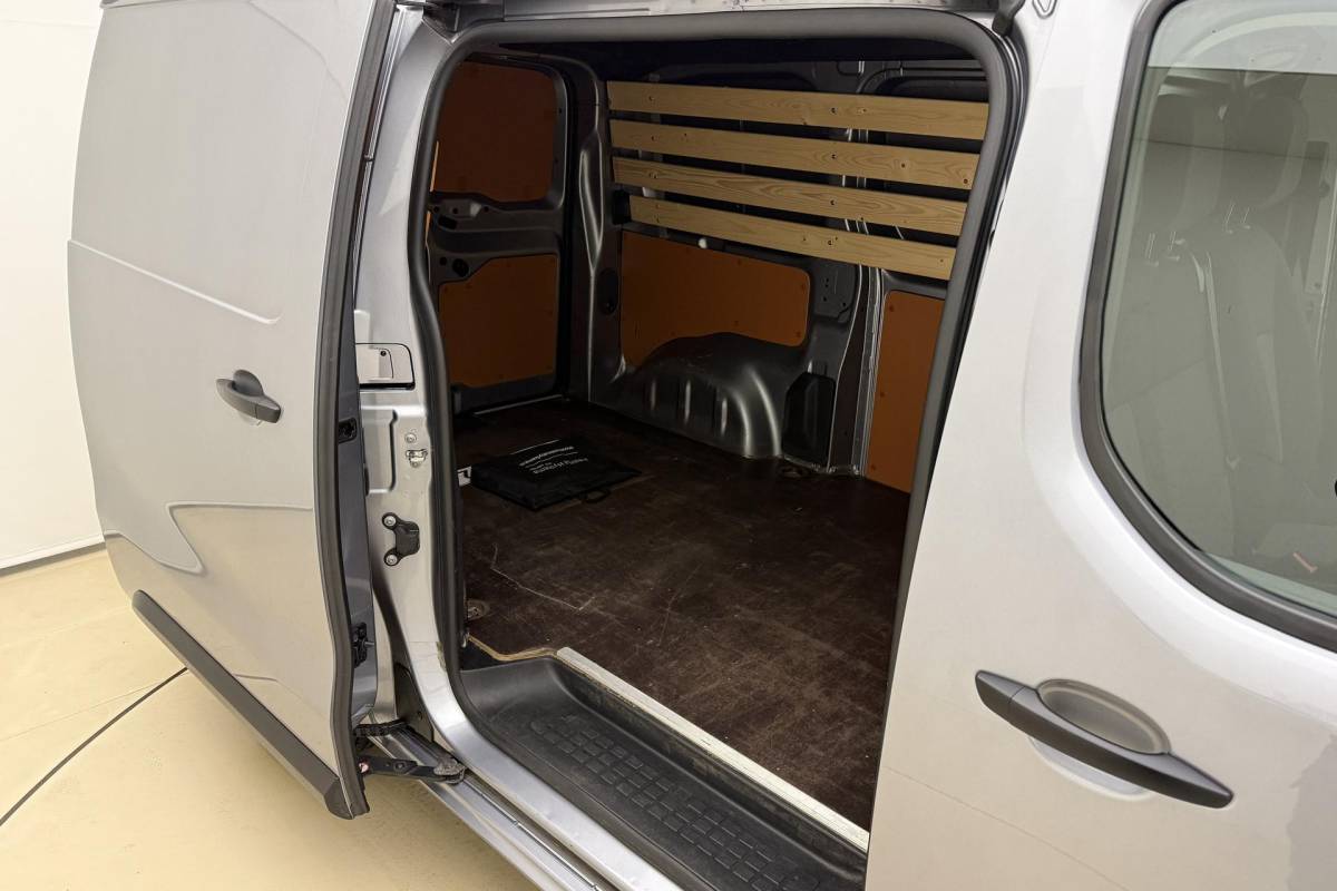 Peugeot Expert Peugeot Expert 2.0 BlueHDI 145 Standard Premium | DEMO | Airco | Navigatie | Parkeersensoren achter | Apple carplay / Android auto | Cruise control | 3 zitplaatsen |