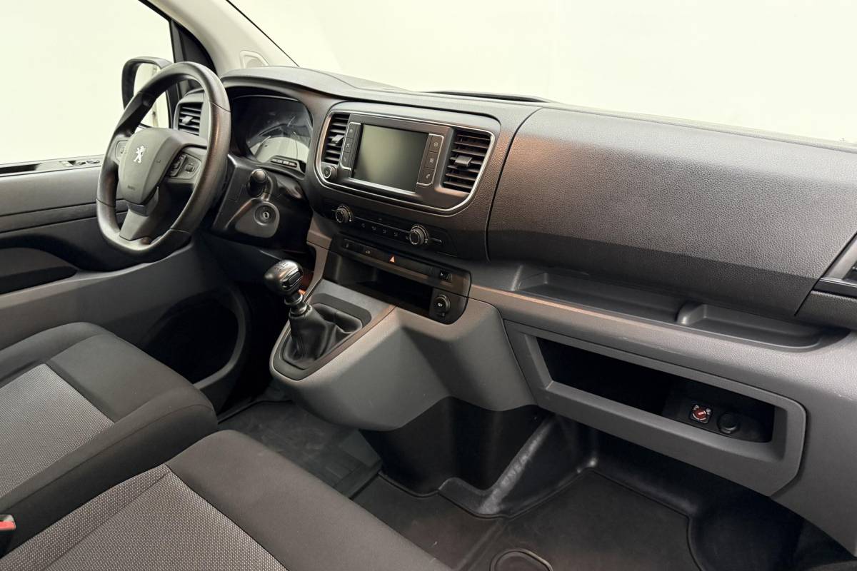 Peugeot Expert Peugeot Expert 2.0 BlueHDI 145 Standard Premium | DEMO | Airco | Navigatie | Parkeersensoren achter | Apple carplay / Android auto | Cruise control | 3 zitplaatsen |