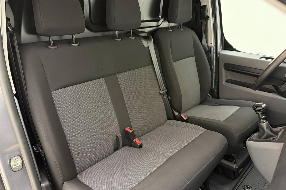 Peugeot Expert Peugeot Expert 2.0 BlueHDI 145 Standard Premium | DEMO | Airco | Navigatie | Parkeersensoren achter | Apple carplay / Android auto | Cruise control | 3 zitplaatsen |