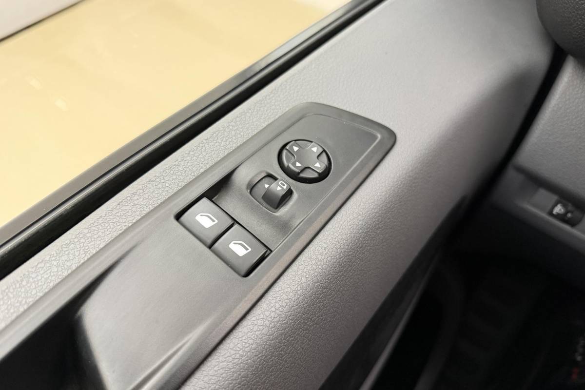 Peugeot Expert Peugeot Expert 2.0 BlueHDI 145 Standard Premium | DEMO | Airco | Navigatie | Parkeersensoren achter | Apple carplay / Android auto | Cruise control | 3 zitplaatsen |
