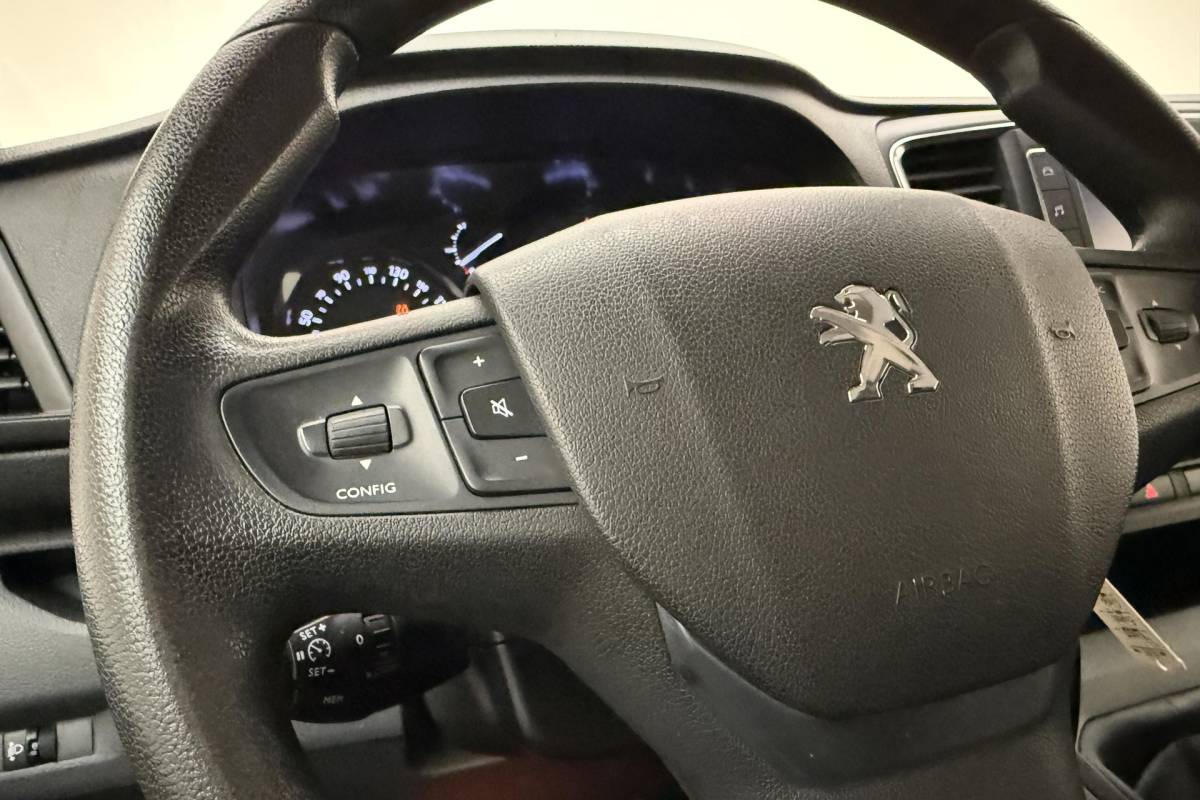 Peugeot Expert Peugeot Expert 2.0 BlueHDI 145 Standard Premium | DEMO | Airco | Navigatie | Parkeersensoren achter | Apple carplay / Android auto | Cruise control | 3 zitplaatsen |