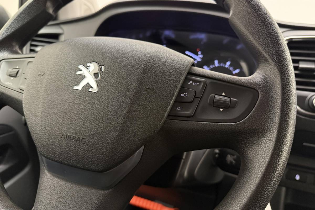 Peugeot Expert Peugeot Expert 2.0 BlueHDI 145 Standard Premium | DEMO | Airco | Navigatie | Parkeersensoren achter | Apple carplay / Android auto | Cruise control | 3 zitplaatsen |
