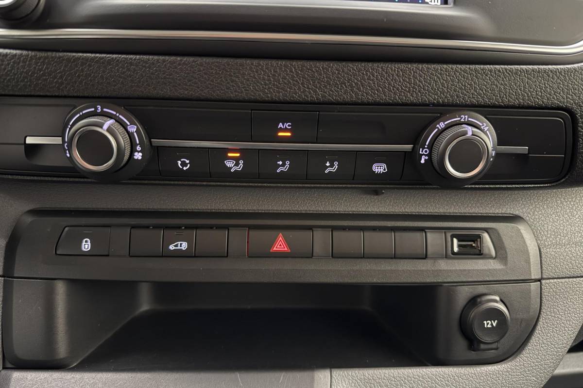 Peugeot Expert Peugeot Expert 2.0 BlueHDI 145 Standard Premium | DEMO | Airco | Navigatie | Parkeersensoren achter | Apple carplay / Android auto | Cruise control | 3 zitplaatsen |