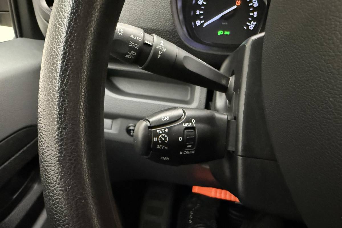 Peugeot Expert Peugeot Expert 2.0 BlueHDI 145 Standard Premium | DEMO | Airco | Navigatie | Parkeersensoren achter | Apple carplay / Android auto | Cruise control | 3 zitplaatsen |