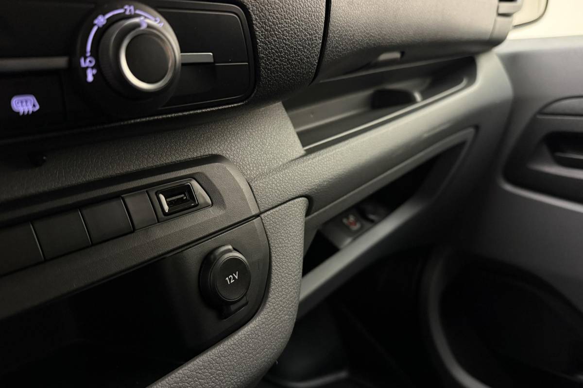 Peugeot Expert Peugeot Expert 2.0 BlueHDI 145 Standard Premium | DEMO | Airco | Navigatie | Parkeersensoren achter | Apple carplay / Android auto | Cruise control | 3 zitplaatsen |