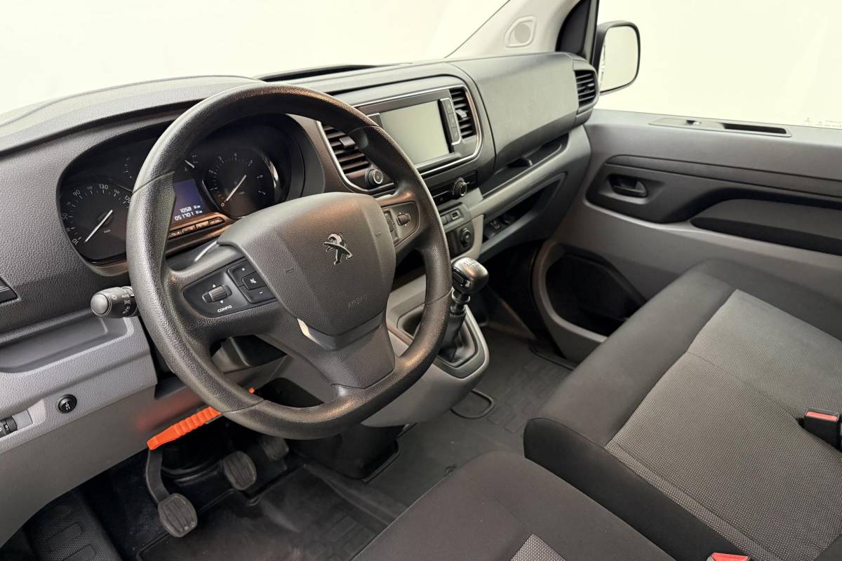 Peugeot Expert Peugeot Expert 2.0 BlueHDI 145 Standard Premium | DEMO | Airco | Navigatie | Parkeersensoren achter | Apple carplay / Android auto | Cruise control | 3 zitplaatsen |