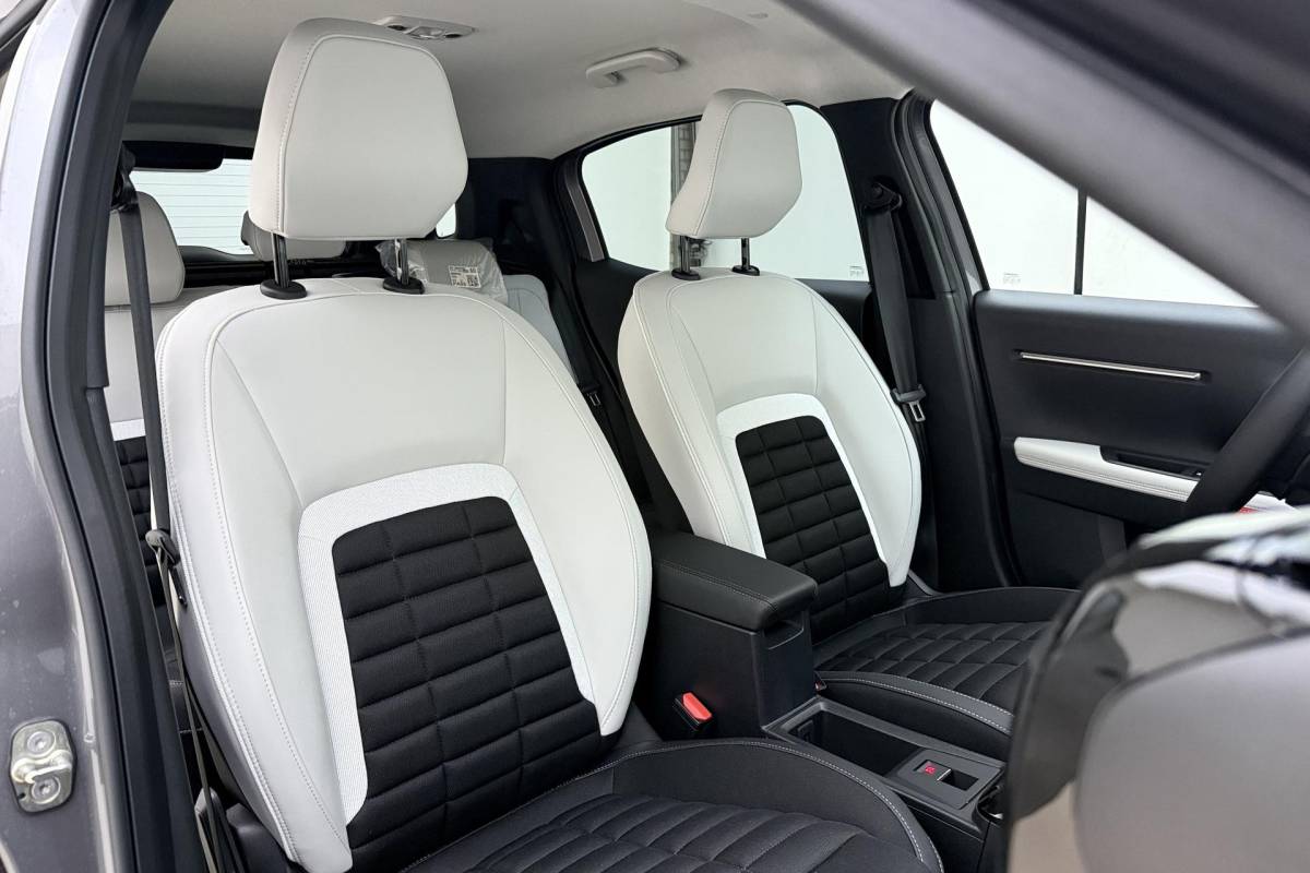 Citroën ë-C3 Aircross Citroen Ë-C3 Aircross Max 113pk Extended Range 54 kWh | stoelverwarming | Apple/Android carplay | Navigatie |  Achteruitrijcamera | Geluidsisolerend glas | 11kw laadkabel | Dodehoekdetectie | Regensensor | Stuurbediening Voor/Achter parkeersensoren