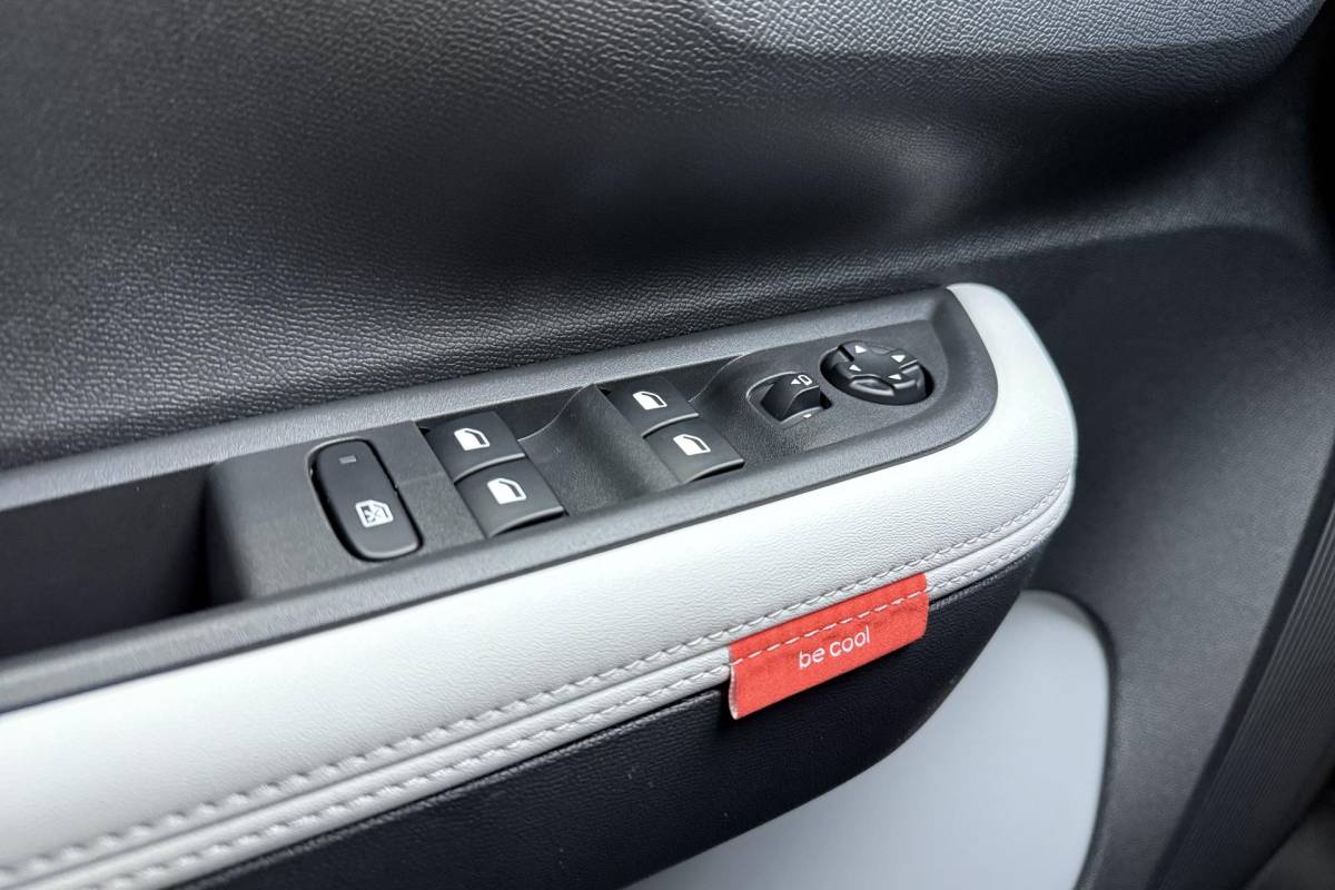 Citroën ë-C3 Aircross Citroen Ë-C3 Aircross Max 113pk Extended Range 54 kWh | stoelverwarming | Apple/Android carplay | Navigatie |  Achteruitrijcamera | Geluidsisolerend glas | 11kw laadkabel | Dodehoekdetectie | Regensensor | Stuurbediening Voor/Achter parkeersensoren