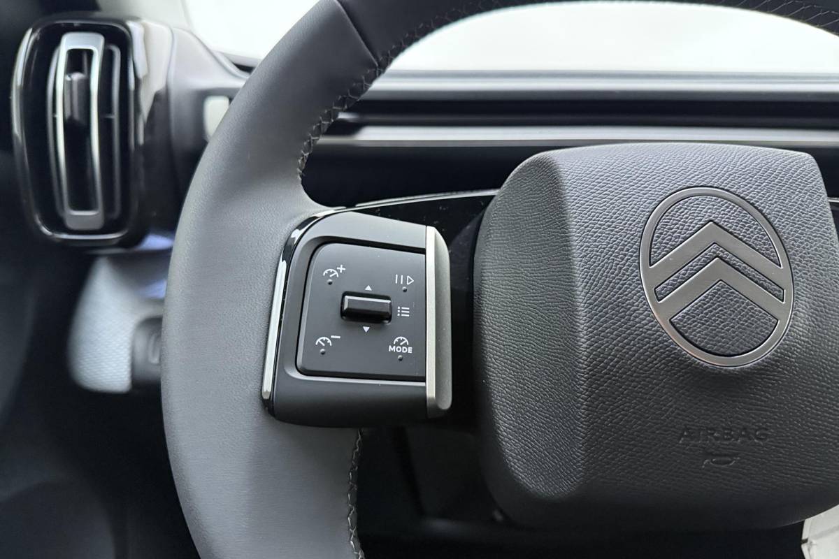 Citroën ë-C3 Aircross Citroen Ë-C3 Aircross Max 113pk Extended Range 54 kWh | stoelverwarming | Apple/Android carplay | Navigatie |  Achteruitrijcamera | Geluidsisolerend glas | 11kw laadkabel | Dodehoekdetectie | Regensensor | Stuurbediening Voor/Achter parkeersensoren