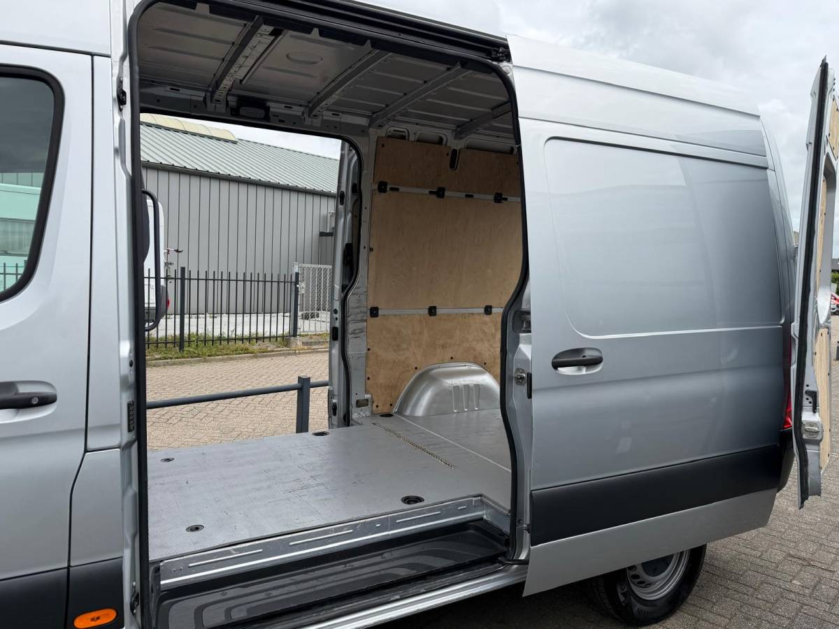 Mercedes-Benz Sprinter Mercedes-Benz Sprinter 316 CDI L2H2 E6 RWD | 2x Schuifdeur | 3.5T Trekhaak | Mbux