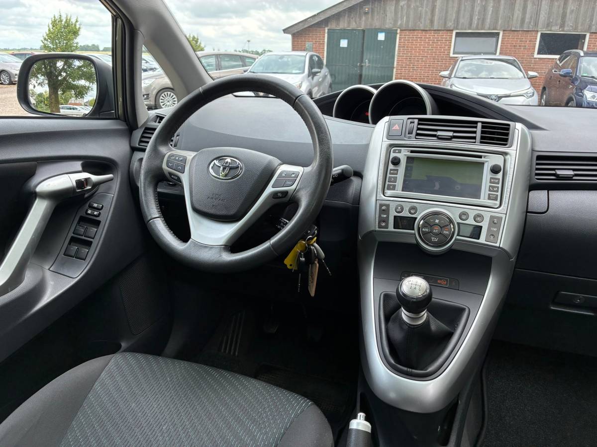 Toyota Verso Toyota Verso 1.8 VVT-i Business Titanium | Panodak + Navi + Clima + Cruise nu €8.975,-!!