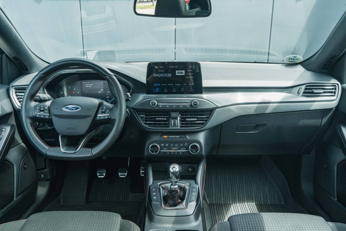 Ford Focus Ford Focus Wagon 1.5 EcoBoost ST Line / LED / Pano / HUD / Winter pack!