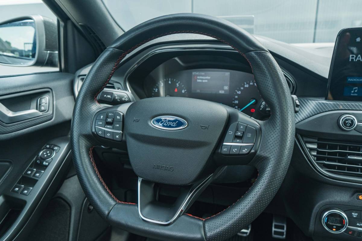 Ford Focus Ford Focus Wagon 1.5 EcoBoost ST Line / LED / Pano / HUD / Winter pack!