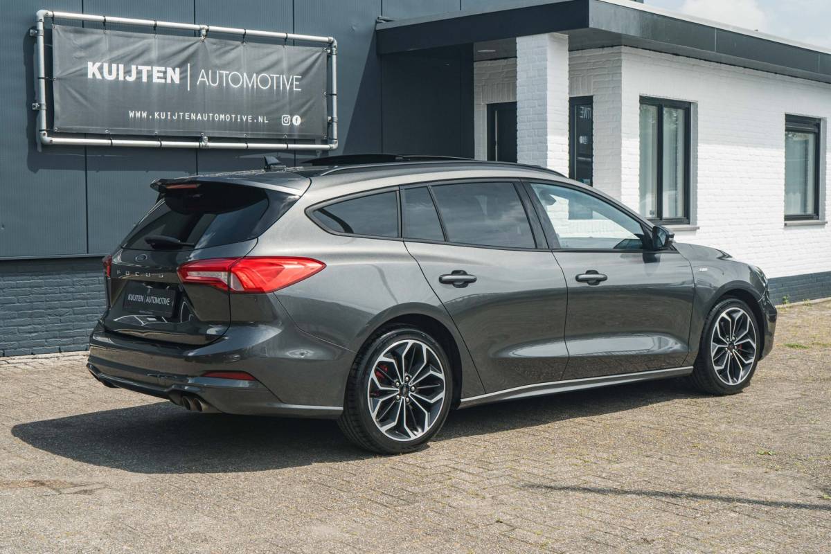 Ford Focus Ford Focus Wagon 1.5 EcoBoost ST Line / LED / Pano / HUD / Winter pack!