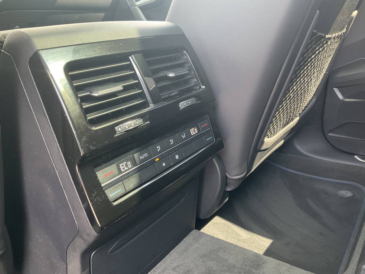 Volkswagen Touareg Volkswagen Touareg 3.0 TSI 4MOTION R 462PK PHEV Pano Elek.Trekhaak [3500KG] Luchtvering Matrix Memory VOL!