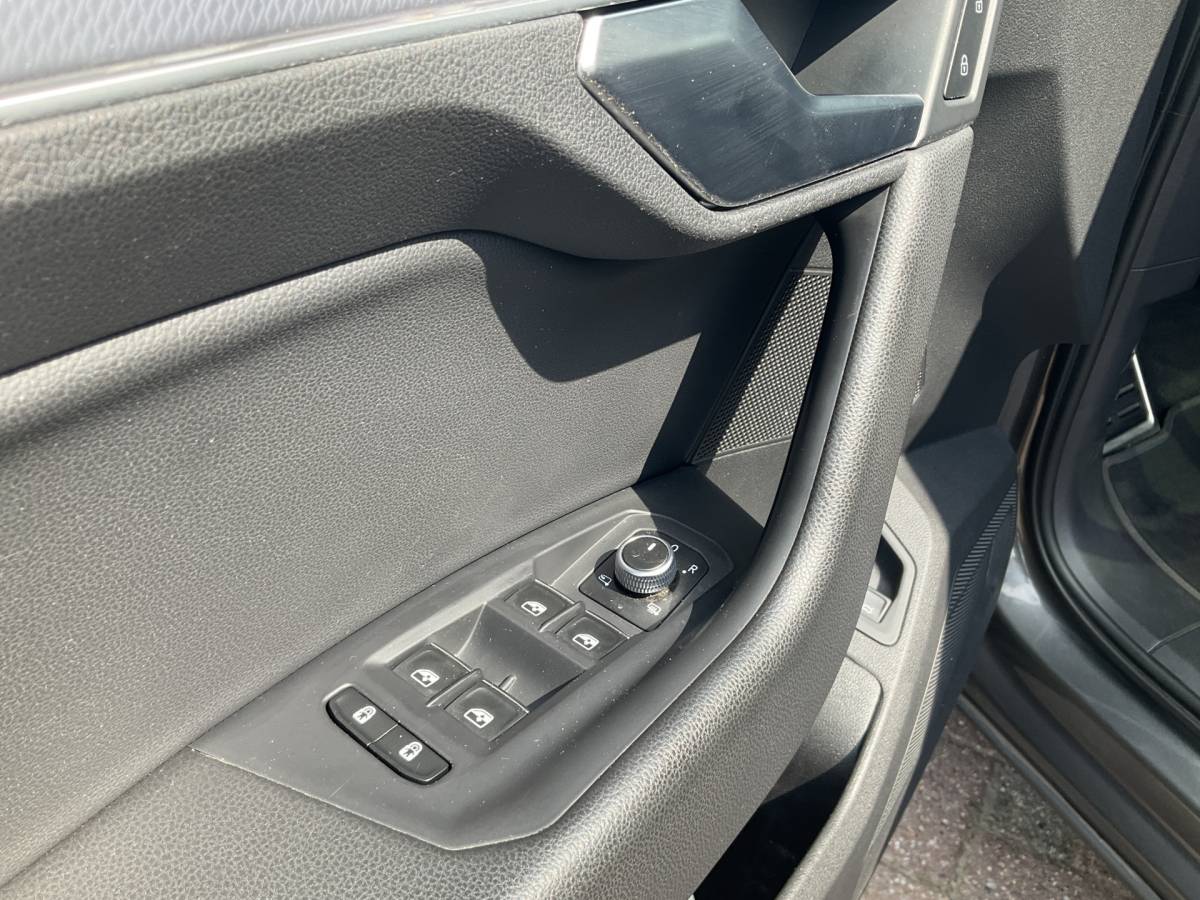 Volkswagen Touareg Volkswagen Touareg 3.0 TSI 4MOTION R 462PK PHEV Pano Elek.Trekhaak [3500KG] Luchtvering Matrix Memory VOL!