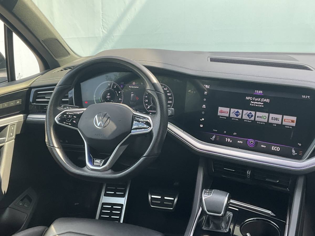 Volkswagen Touareg Volkswagen Touareg 3.0 TSI 4MOTION R 462PK PHEV Pano Elek.Trekhaak [3500KG] Luchtvering Matrix Memory VOL!