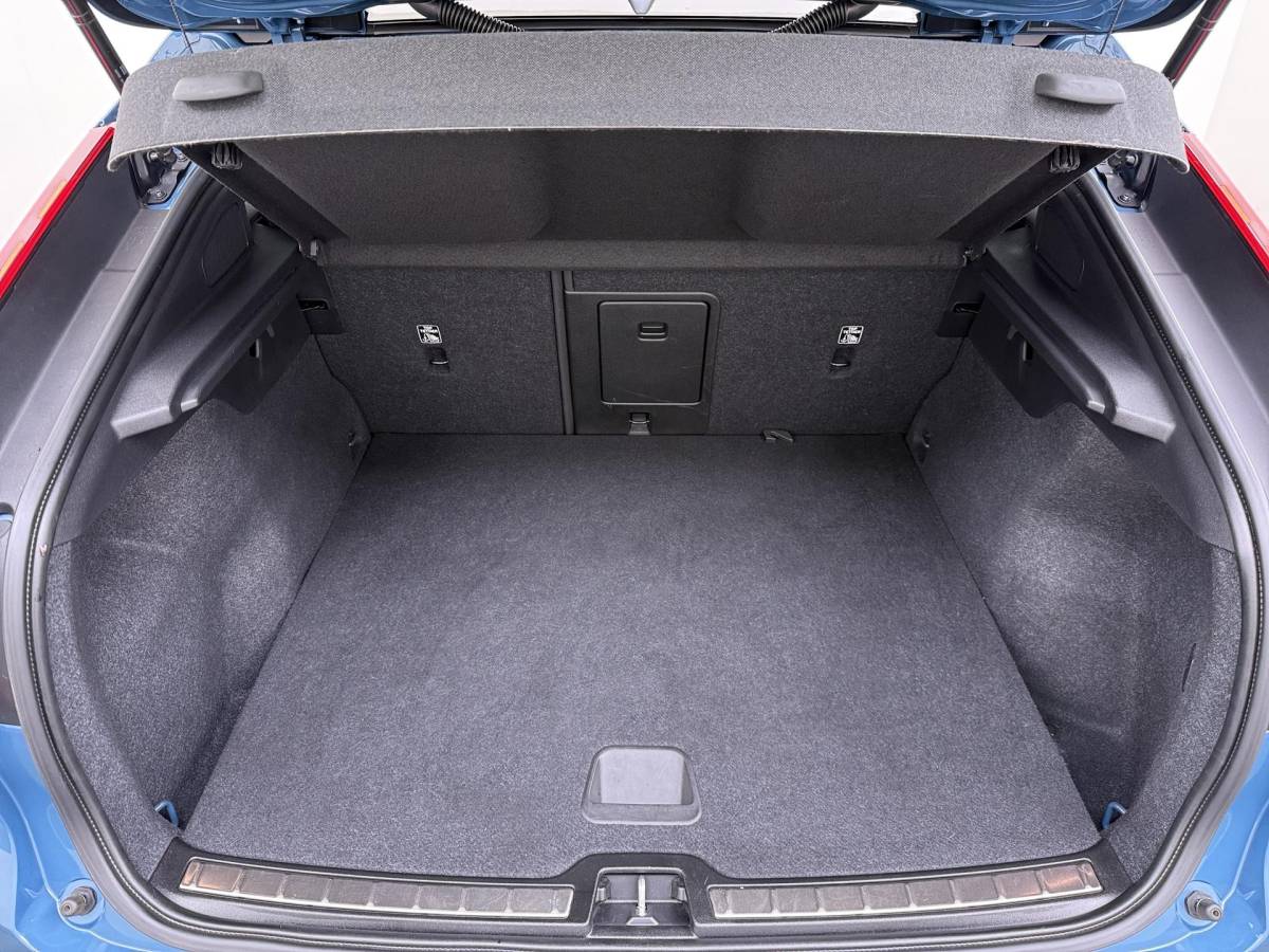 Volvo C40 Volvo C40 Recharge Core 69 kWh SOH 93%|VOLVO DEALER ONDERHOUDEN| ACHTERUITRIJCAMERA| PANORAMADAK| STOEL + STUURVERWARMING| RIJKLAARPRIJS INCL. 12 MAANDEN BOVAG GARANTIE|
