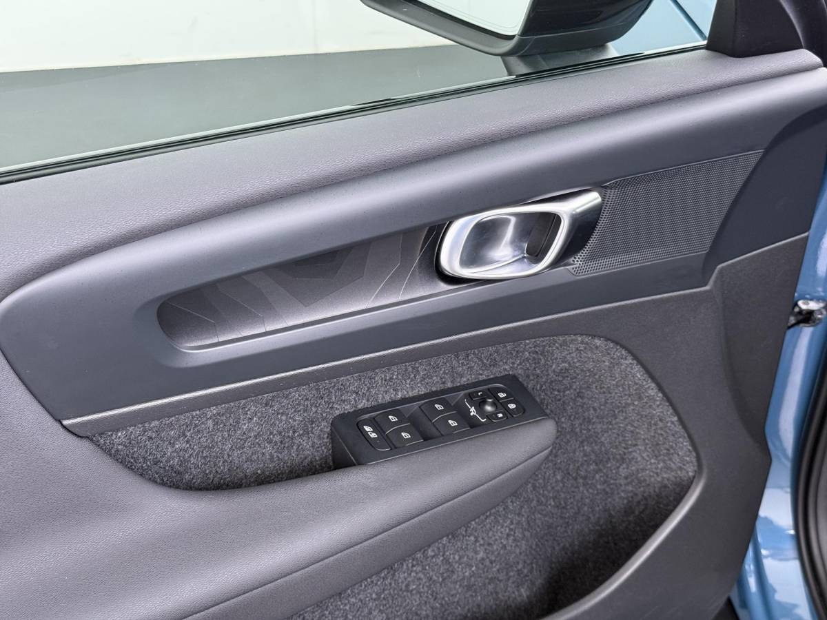 Volvo C40 Volvo C40 Recharge Core 69 kWh SOH 93%|VOLVO DEALER ONDERHOUDEN| ACHTERUITRIJCAMERA| PANORAMADAK| STOEL + STUURVERWARMING| RIJKLAARPRIJS INCL. 12 MAANDEN BOVAG GARANTIE|