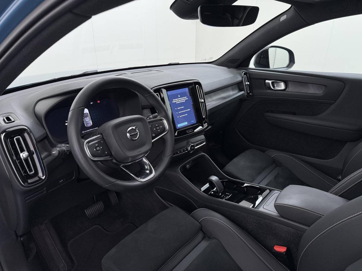 Volvo C40 Volvo C40 Recharge Core 69 kWh SOH 93%|VOLVO DEALER ONDERHOUDEN| ACHTERUITRIJCAMERA| PANORAMADAK| STOEL + STUURVERWARMING| RIJKLAARPRIJS INCL. 12 MAANDEN BOVAG GARANTIE|