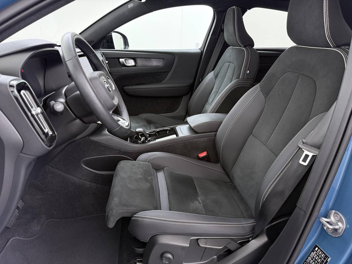 Volvo C40 Volvo C40 Recharge Core 69 kWh SOH 93%|VOLVO DEALER ONDERHOUDEN| ACHTERUITRIJCAMERA| PANORAMADAK| STOEL + STUURVERWARMING| RIJKLAARPRIJS INCL. 12 MAANDEN BOVAG GARANTIE|