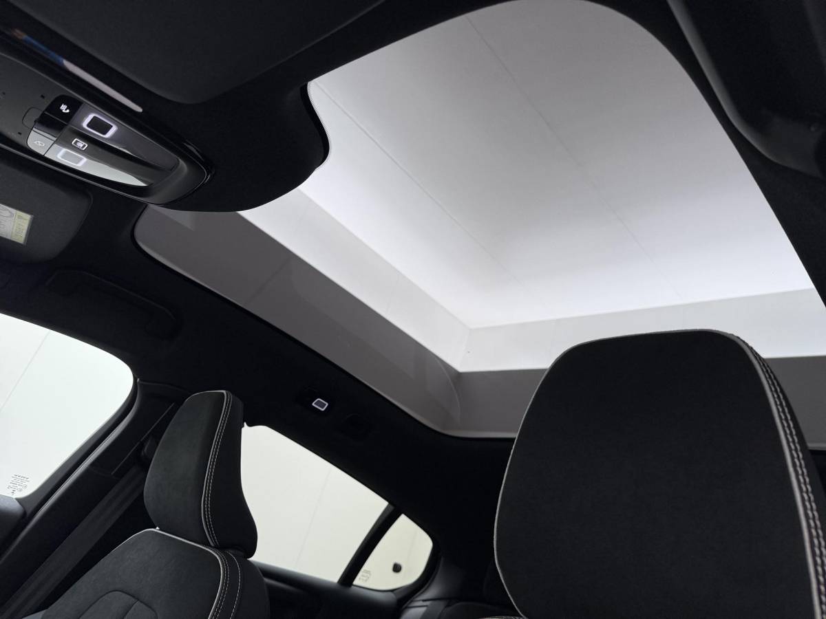 Volvo C40 Volvo C40 Recharge Core 69 kWh SOH 93%|VOLVO DEALER ONDERHOUDEN| ACHTERUITRIJCAMERA| PANORAMADAK| STOEL + STUURVERWARMING| RIJKLAARPRIJS INCL. 12 MAANDEN BOVAG GARANTIE|
