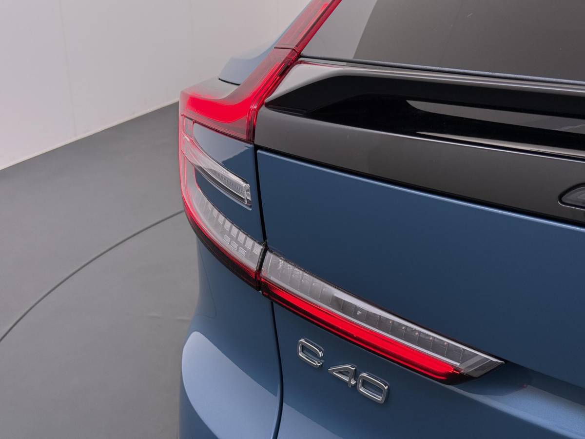 Volvo C40 Volvo C40 Recharge Core 69 kWh SOH 93%|VOLVO DEALER ONDERHOUDEN| ACHTERUITRIJCAMERA| PANORAMADAK| STOEL + STUURVERWARMING| RIJKLAARPRIJS INCL. 12 MAANDEN BOVAG GARANTIE|