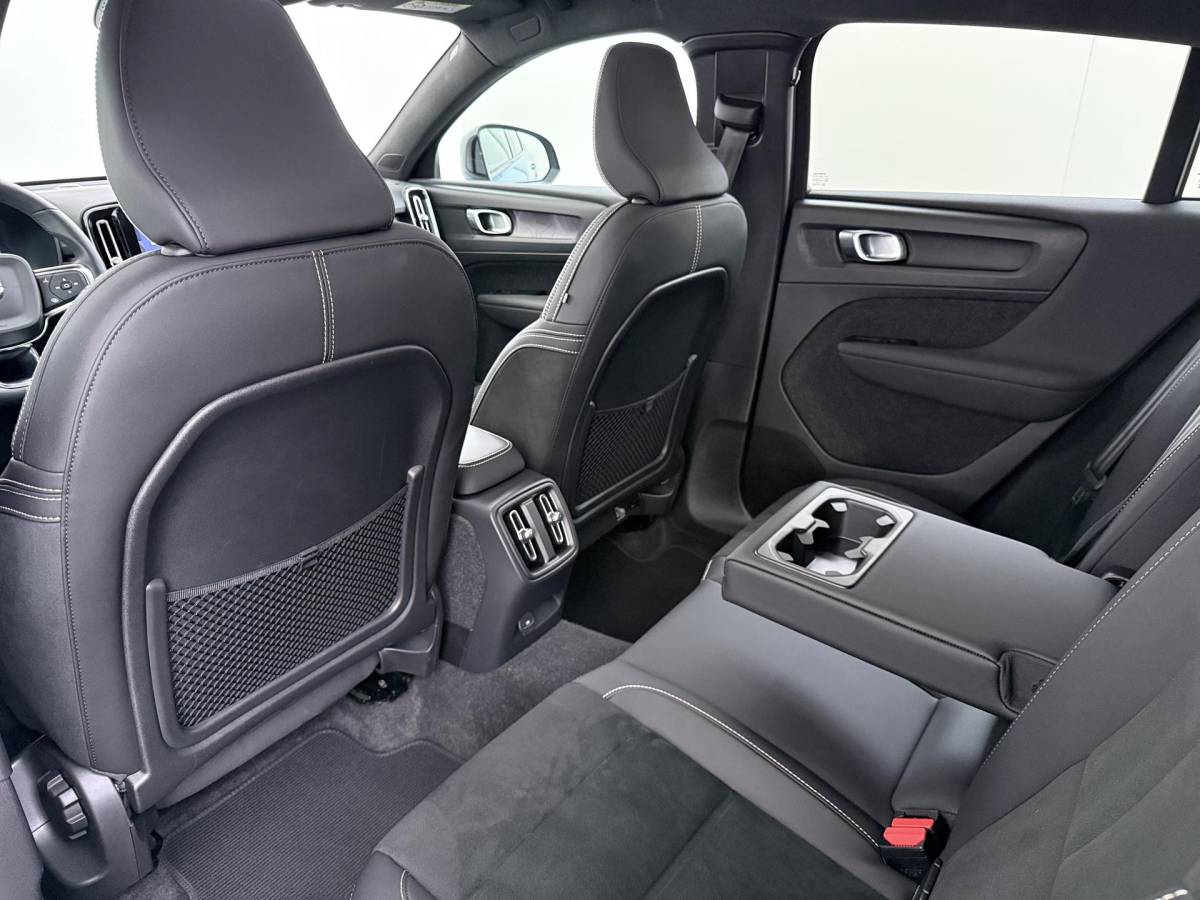 Volvo C40 Volvo C40 Recharge Core 69 kWh SOH 93%|VOLVO DEALER ONDERHOUDEN| ACHTERUITRIJCAMERA| PANORAMADAK| STOEL + STUURVERWARMING| RIJKLAARPRIJS INCL. 12 MAANDEN BOVAG GARANTIE|