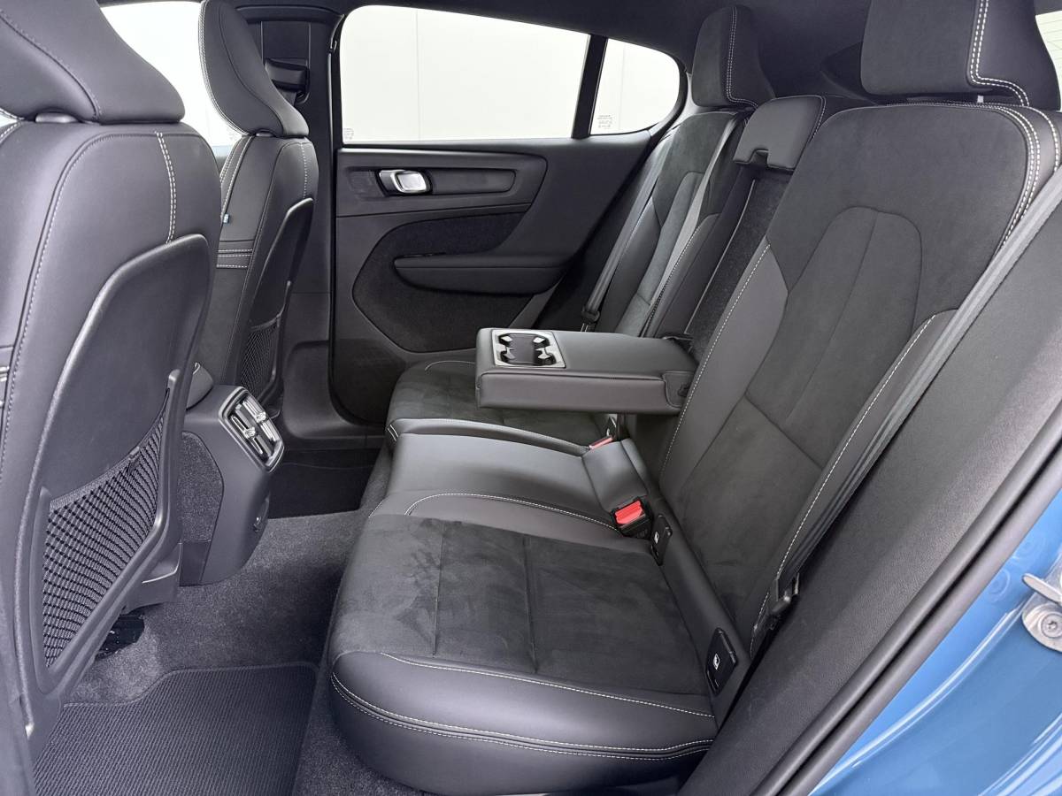 Volvo C40 Volvo C40 Recharge Core 69 kWh SOH 93%|VOLVO DEALER ONDERHOUDEN| ACHTERUITRIJCAMERA| PANORAMADAK| STOEL + STUURVERWARMING| RIJKLAARPRIJS INCL. 12 MAANDEN BOVAG GARANTIE|