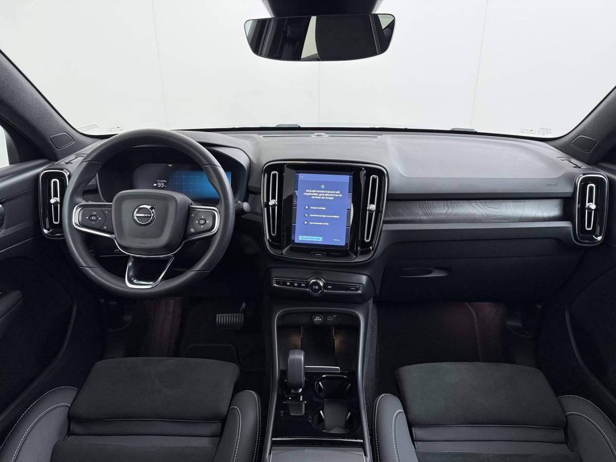 Volvo C40 Volvo C40 Recharge Core 69 kWh SOH 93%|VOLVO DEALER ONDERHOUDEN| ACHTERUITRIJCAMERA| PANORAMADAK| STOEL + STUURVERWARMING| RIJKLAARPRIJS INCL. 12 MAANDEN BOVAG GARANTIE|