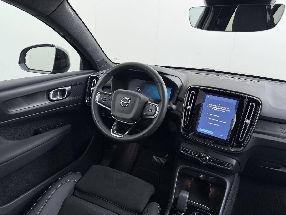 Volvo C40 Volvo C40 Recharge Core 69 kWh SOH 93%|VOLVO DEALER ONDERHOUDEN| ACHTERUITRIJCAMERA| PANORAMADAK| STOEL + STUURVERWARMING| RIJKLAARPRIJS INCL. 12 MAANDEN BOVAG GARANTIE|