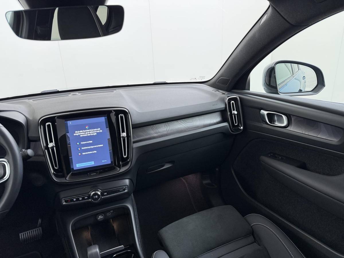 Volvo C40 Volvo C40 Recharge Core 69 kWh SOH 93%|VOLVO DEALER ONDERHOUDEN| ACHTERUITRIJCAMERA| PANORAMADAK| STOEL + STUURVERWARMING| RIJKLAARPRIJS INCL. 12 MAANDEN BOVAG GARANTIE|