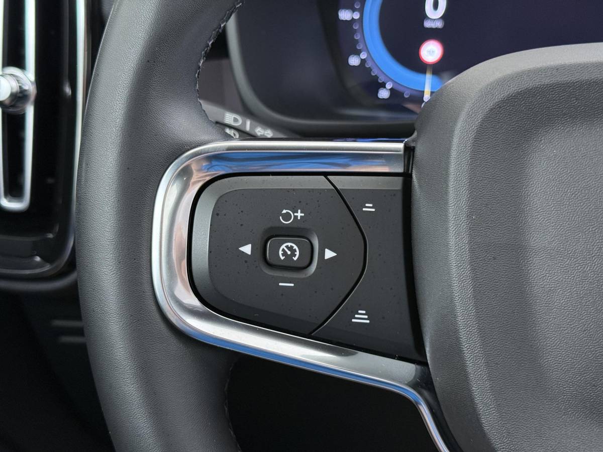 Volvo C40 Volvo C40 Recharge Core 69 kWh SOH 93%|VOLVO DEALER ONDERHOUDEN| ACHTERUITRIJCAMERA| PANORAMADAK| STOEL + STUURVERWARMING| RIJKLAARPRIJS INCL. 12 MAANDEN BOVAG GARANTIE|