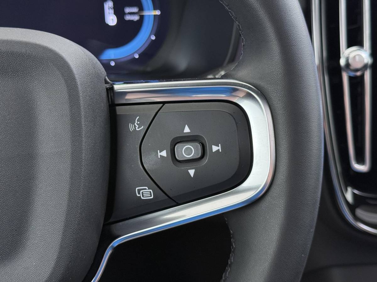 Volvo C40 Volvo C40 Recharge Core 69 kWh SOH 93%|VOLVO DEALER ONDERHOUDEN| ACHTERUITRIJCAMERA| PANORAMADAK| STOEL + STUURVERWARMING| RIJKLAARPRIJS INCL. 12 MAANDEN BOVAG GARANTIE|