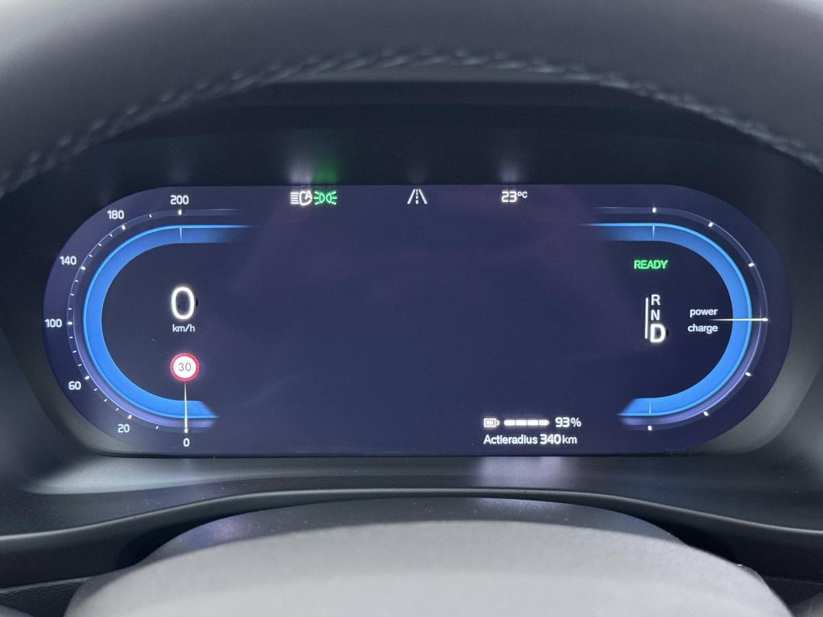 Volvo C40 Volvo C40 Recharge Core 69 kWh SOH 93%|VOLVO DEALER ONDERHOUDEN| ACHTERUITRIJCAMERA| PANORAMADAK| STOEL + STUURVERWARMING| RIJKLAARPRIJS INCL. 12 MAANDEN BOVAG GARANTIE|