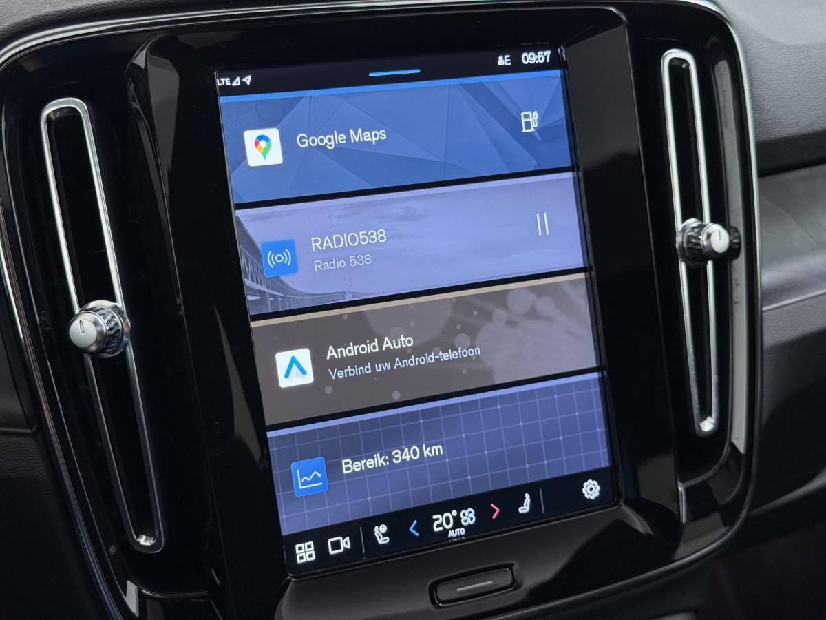 Volvo C40 Volvo C40 Recharge Core 69 kWh SOH 93%|VOLVO DEALER ONDERHOUDEN| ACHTERUITRIJCAMERA| PANORAMADAK| STOEL + STUURVERWARMING| RIJKLAARPRIJS INCL. 12 MAANDEN BOVAG GARANTIE|