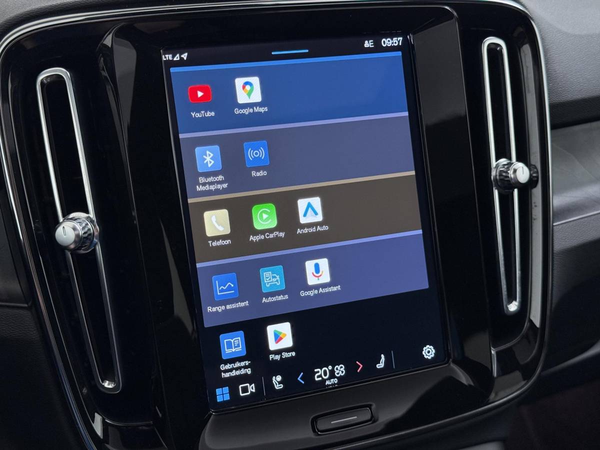 Volvo C40 Volvo C40 Recharge Core 69 kWh SOH 93%|VOLVO DEALER ONDERHOUDEN| ACHTERUITRIJCAMERA| PANORAMADAK| STOEL + STUURVERWARMING| RIJKLAARPRIJS INCL. 12 MAANDEN BOVAG GARANTIE|