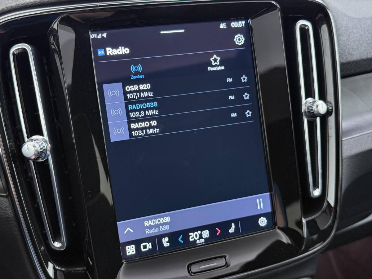 Volvo C40 Volvo C40 Recharge Core 69 kWh SOH 93%|VOLVO DEALER ONDERHOUDEN| ACHTERUITRIJCAMERA| PANORAMADAK| STOEL + STUURVERWARMING| RIJKLAARPRIJS INCL. 12 MAANDEN BOVAG GARANTIE|