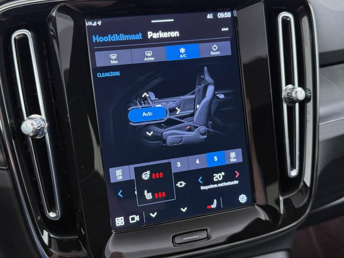 Volvo C40 Volvo C40 Recharge Core 69 kWh SOH 93%|VOLVO DEALER ONDERHOUDEN| ACHTERUITRIJCAMERA| PANORAMADAK| STOEL + STUURVERWARMING| RIJKLAARPRIJS INCL. 12 MAANDEN BOVAG GARANTIE|