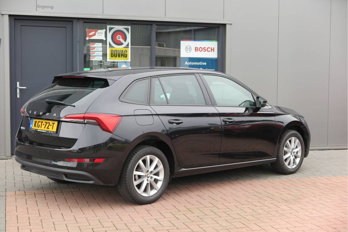 Škoda Scala ŠKODA Scala 1.0 TSI 110pk H6 Sport Business. Panoramadak , Led, Stoelverwarming, Achteruitrijcamera , PDC , Carplay , (navigatie via carplay) DAB+