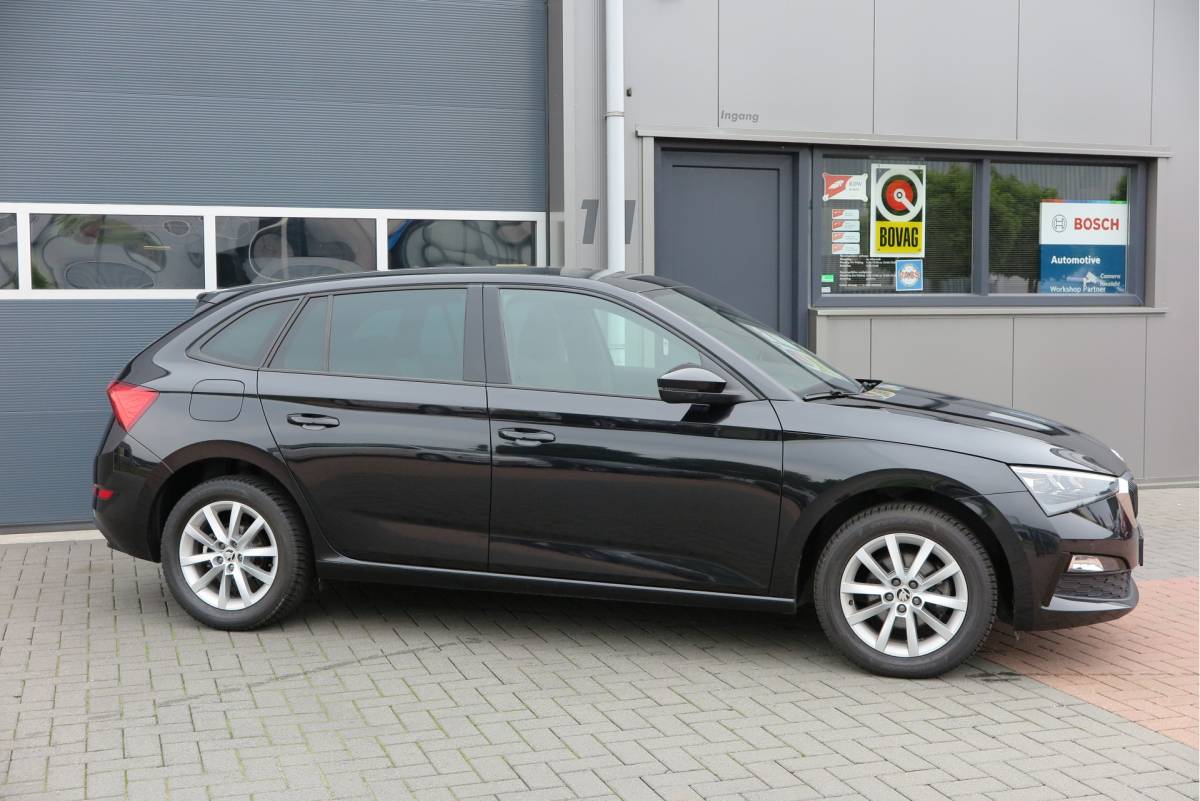 Škoda Scala ŠKODA Scala 1.0 TSI 110pk H6 Sport Business. Panoramadak , Led, Stoelverwarming, Achteruitrijcamera , PDC , Carplay , (navigatie via carplay) DAB+